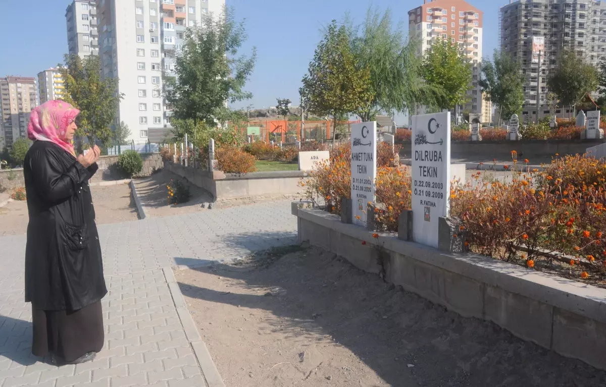 Ankara\'da Katilin Yüzüne Tükürdü, Kayseri\'de Çocukların Mezarını Ziyaret Etti