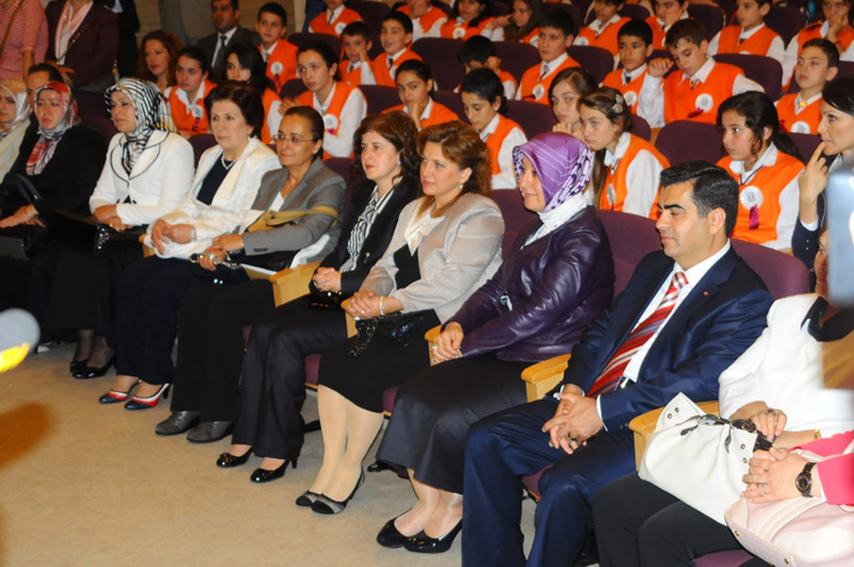 Cumhurbaşkanı Gül'ün Eşi : Türkiye'de Her 4 Kişiden 1'i Kitap Okuyor