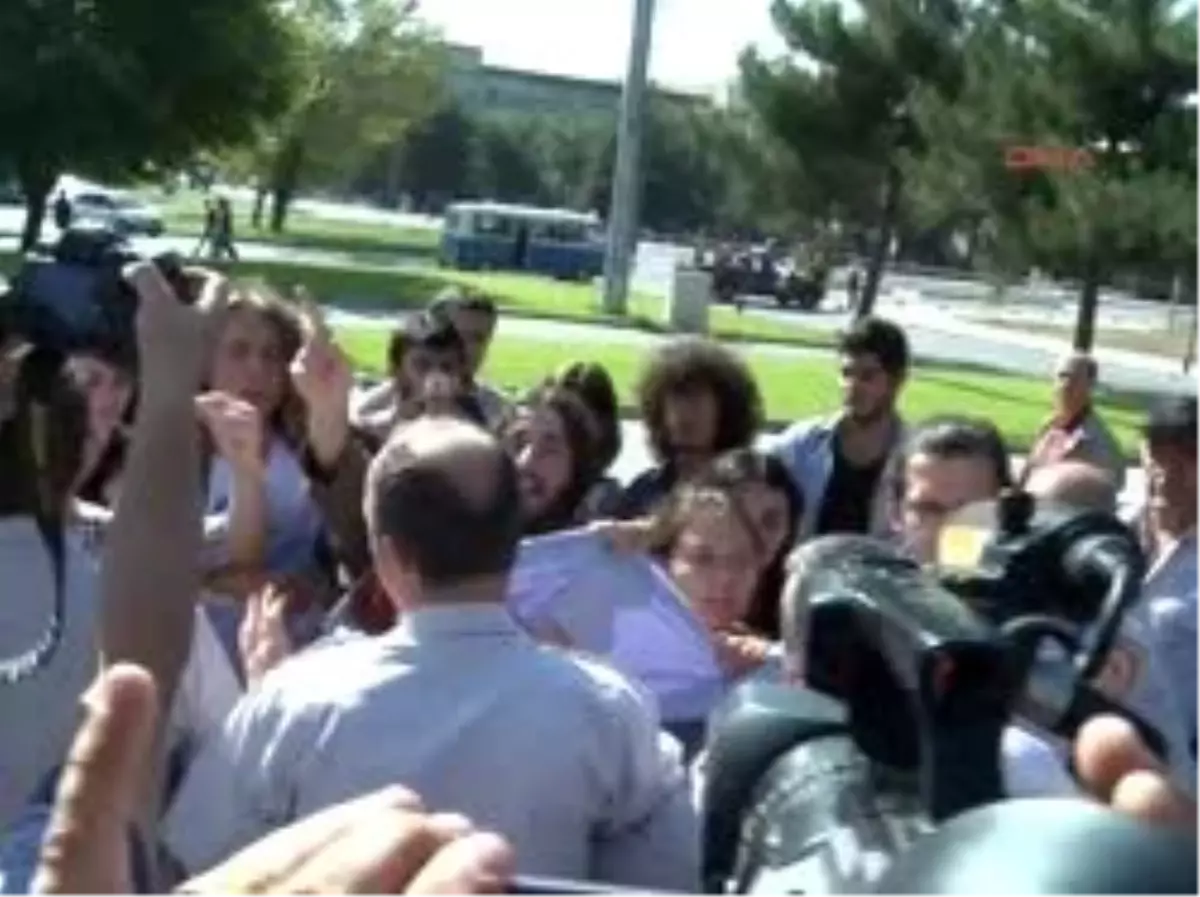 Arınç\'ı Protesto Eden 13 Öğrenci Gözaltına Alındı