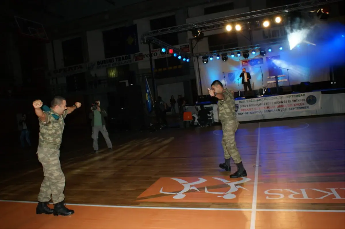 Boşnak Günü\'nde Havacı Türk Yüzbaşıdan Kolbastı Şov