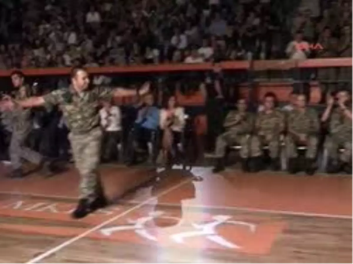 Boşnak Günü\'nde Havacı Türk Yüzbaşı\'dan Kolbastı Şov