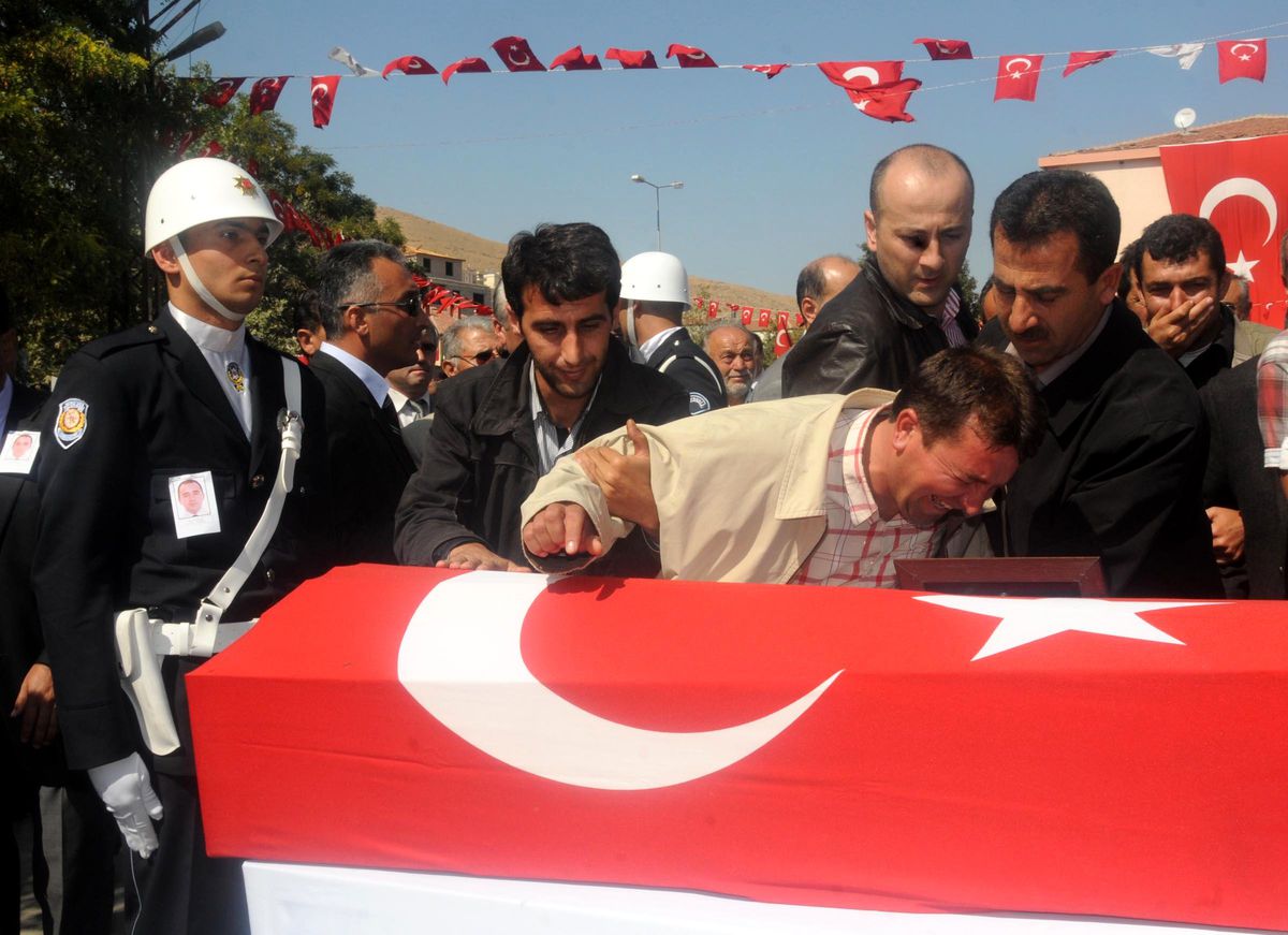 Adem Komiser'i 10 Bin Kişi Uğurladı