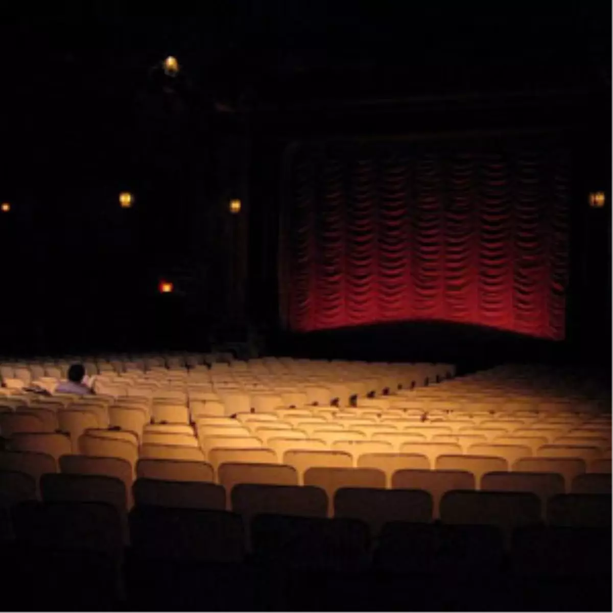 Tiyatro Perdesi "Kantocu" ile Aralanıyor