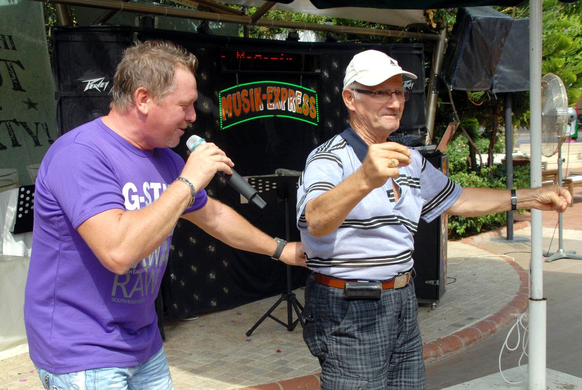 Almanlar Hem Eğlendi Hem Yardım Topladı