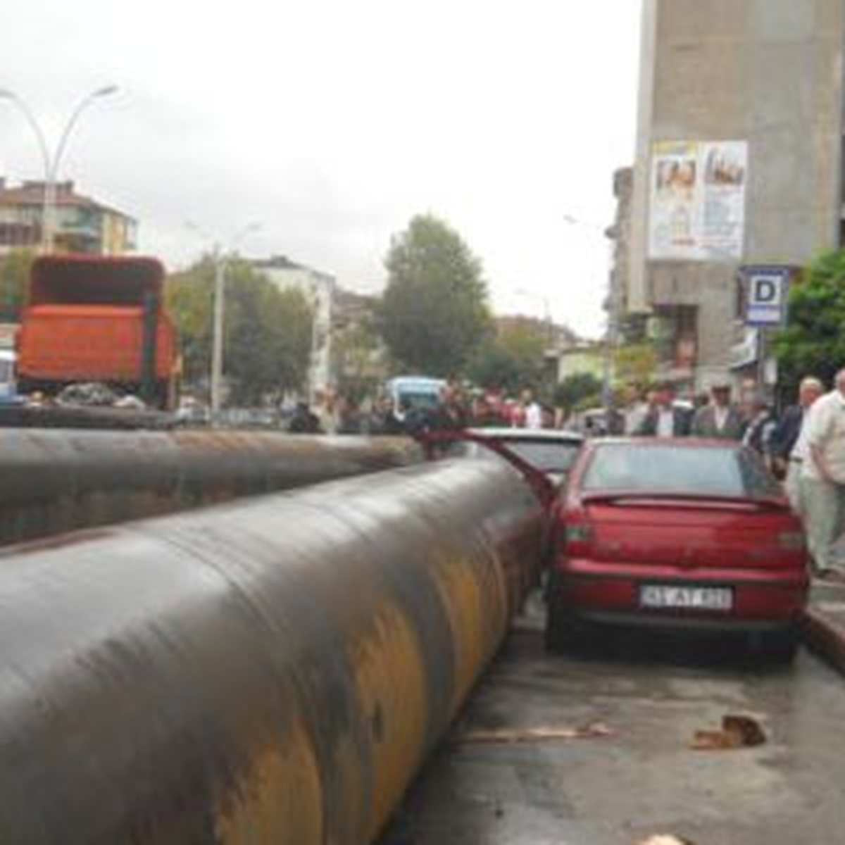 Kocaeli Ek Foto Tırın Üzerindeki Dev Borular Yola Yuvarlandı 1 Ölü