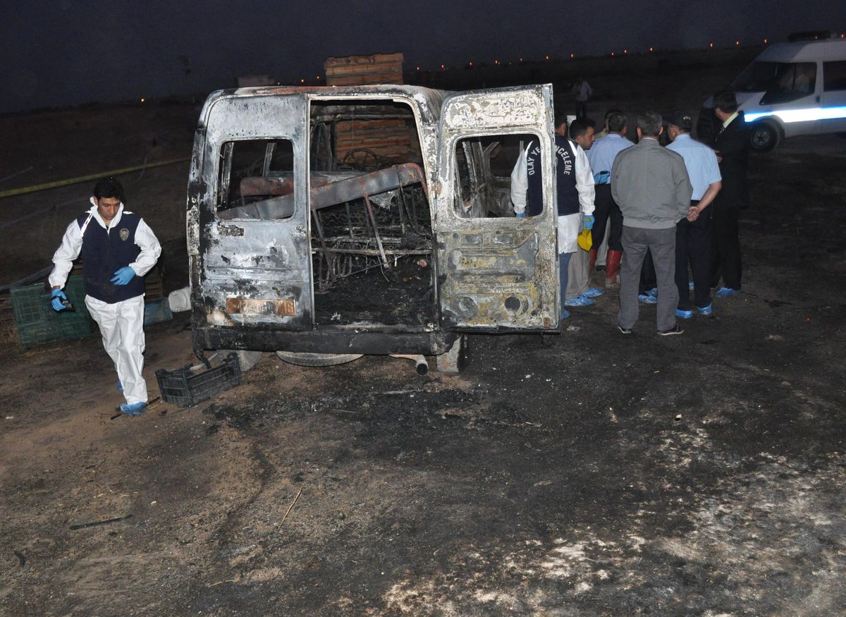 Minibüste Yanarak Ölen Çocuklar Gözyaşlarıyla Toprağa Verildi