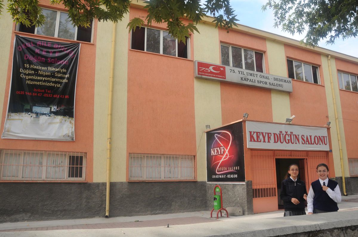 Okul Spor Salonu Düğün Salonu Oldu, Dersler Bahçeye Alındı