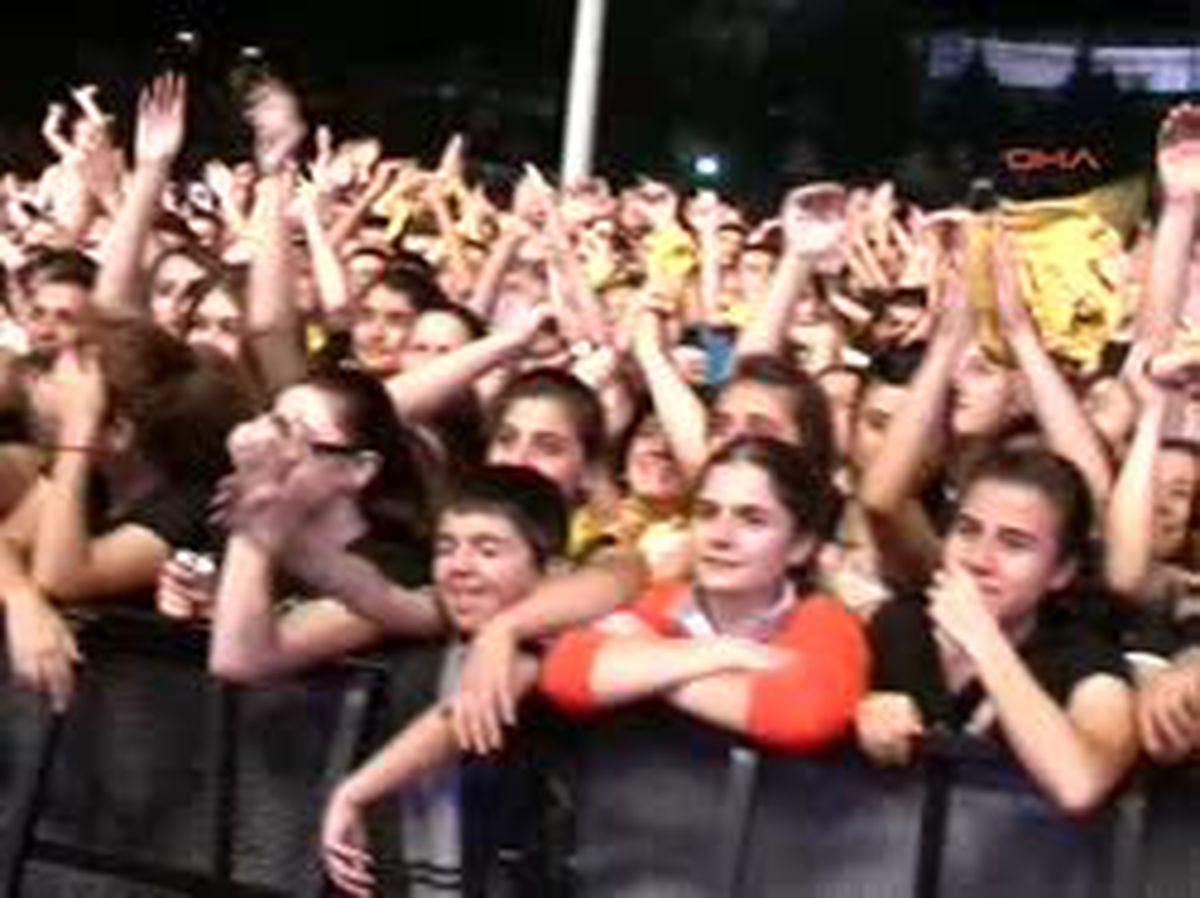 Serdar Ortaç'tan 'robocop' Danslı Konser