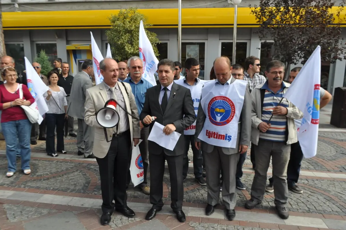 Teröristlerin Öğretmen Kaçırmasına Siyah Kurdeleli Protesto