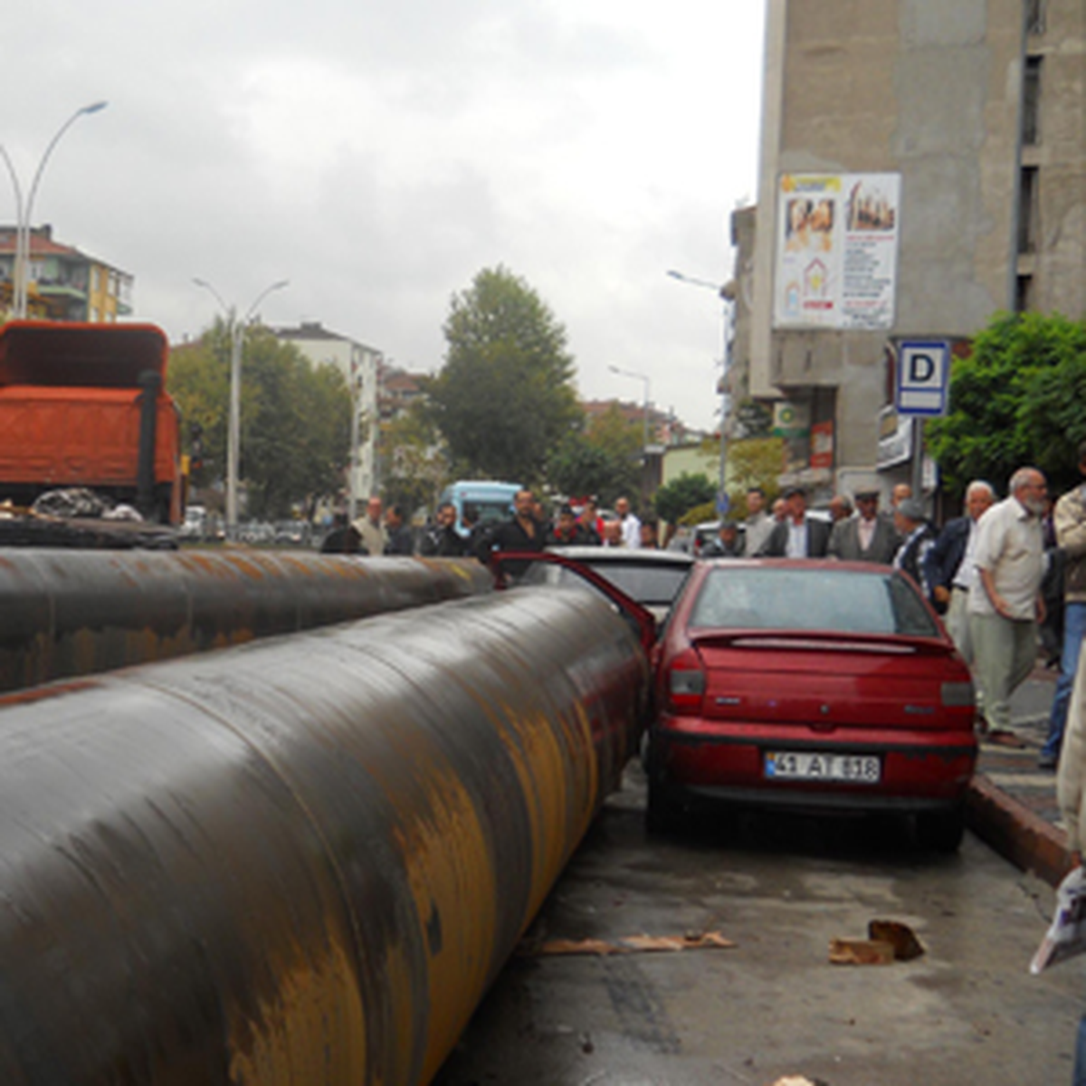 Tırın Üzerindeki Dev Borular Yola Yuvarlandı: 1 Ölü