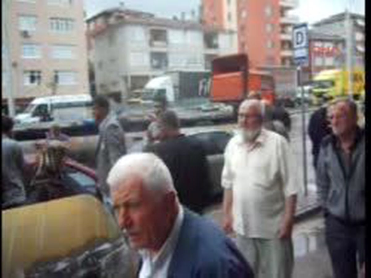 TIR'ın Üzerindeki Dev Borular Yola Yuvarlandı: 1 Ölü