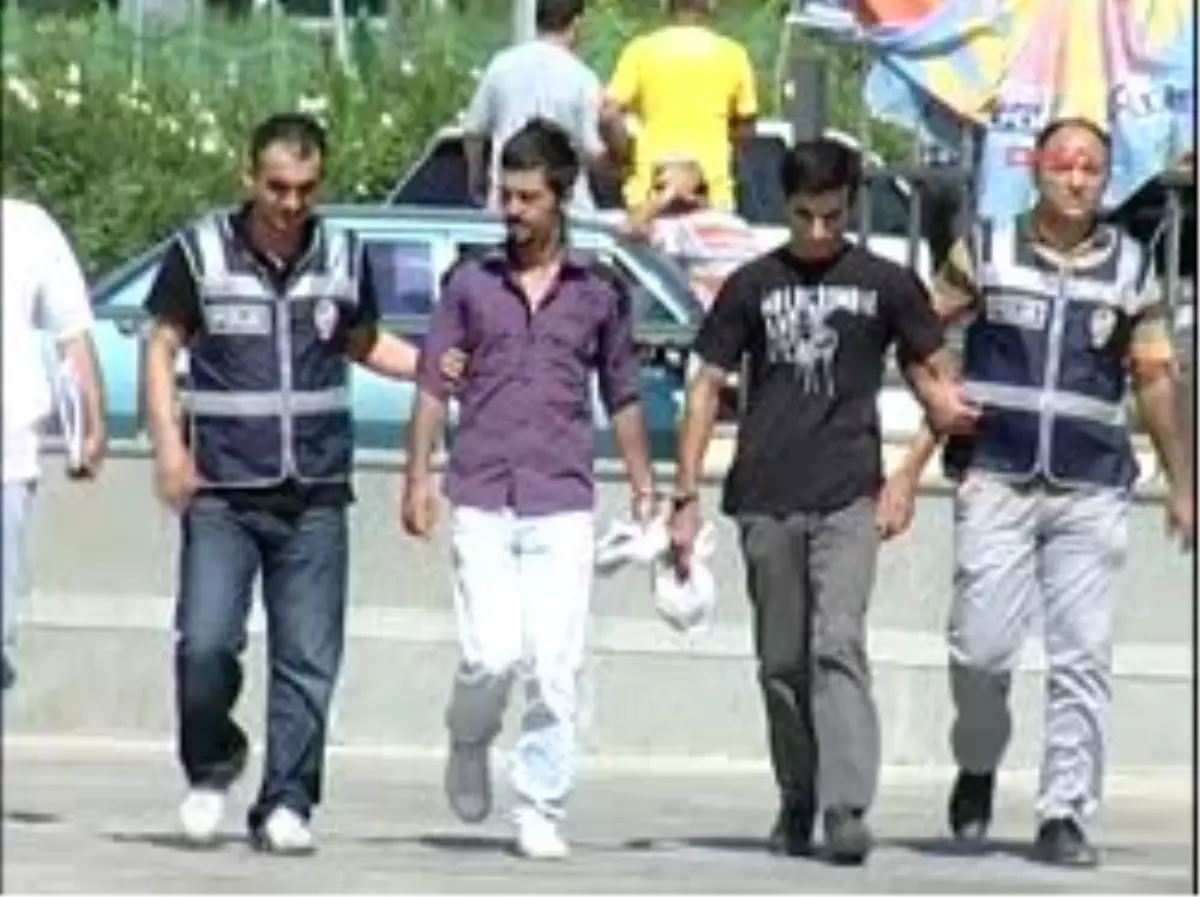 Kendisiyle Aynı Kızı Seven Gencin Evine Molotof Kokteyli Attı