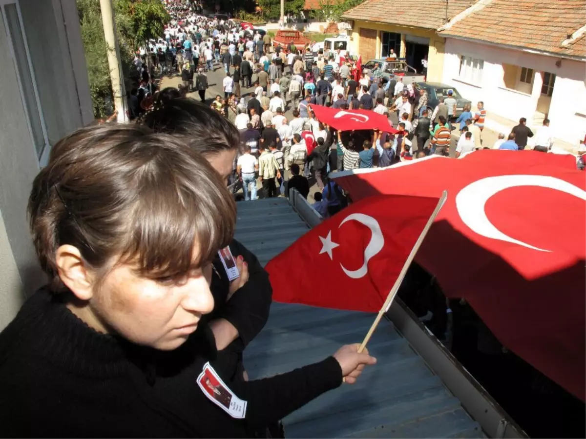 Kiraz\'da Şehidi 5 Bin Kişi Uğurladı