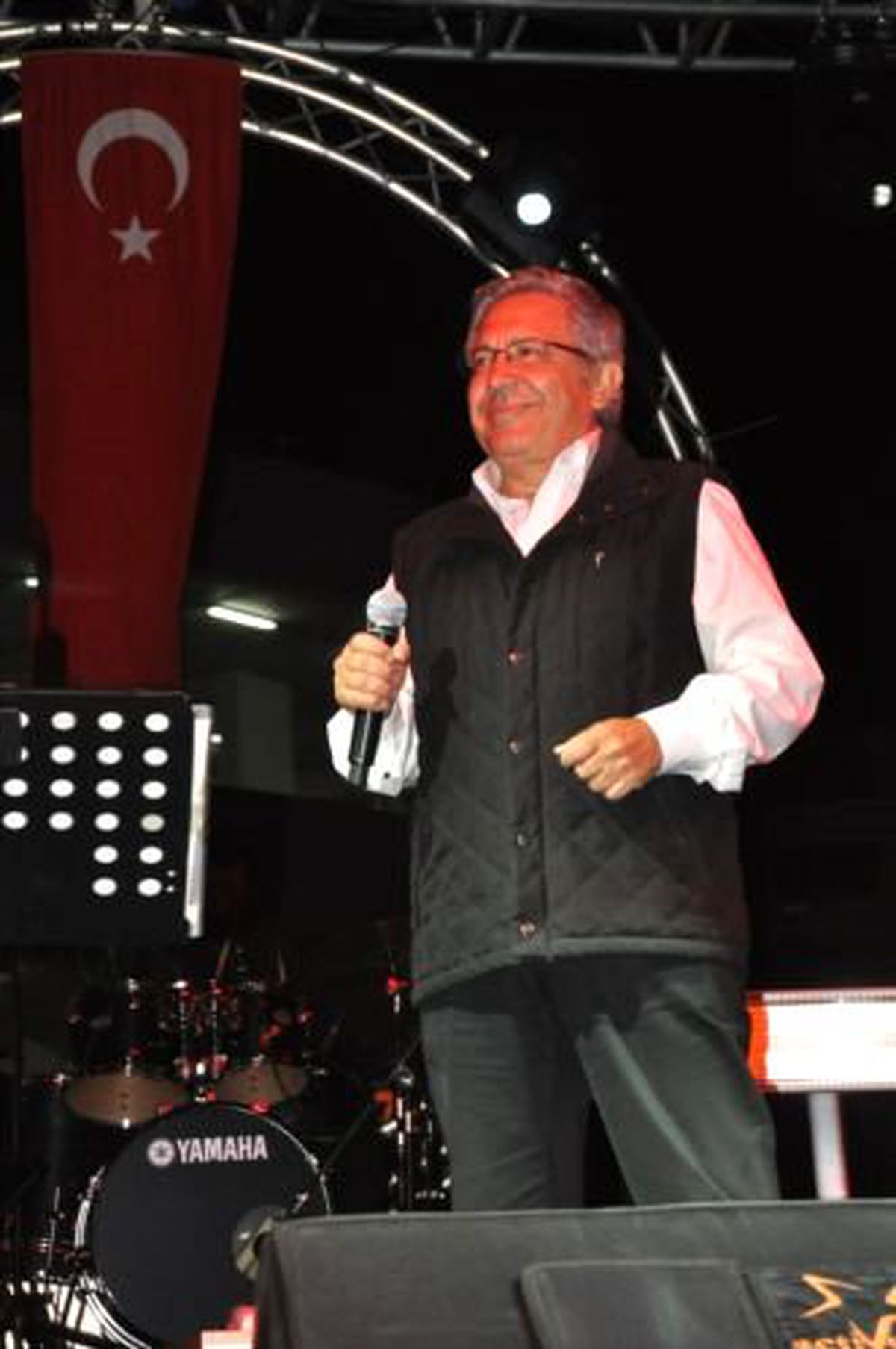 Livaneli Şehitler İçin Söyledi: 'Yiğidim Aslanım Burada Yatıyor'