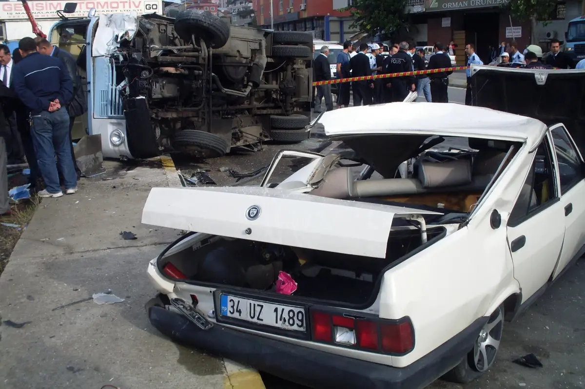 Pendik Te Minibüs Otomobille Çarpıştı -3 Yaralı