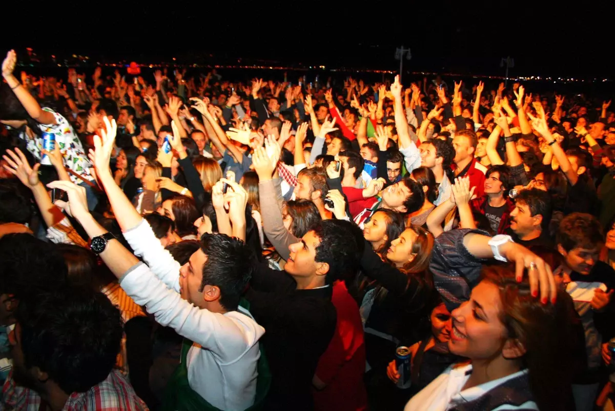 Rock Grubu Duman, 6 Bin Kişiyi Coşturdu