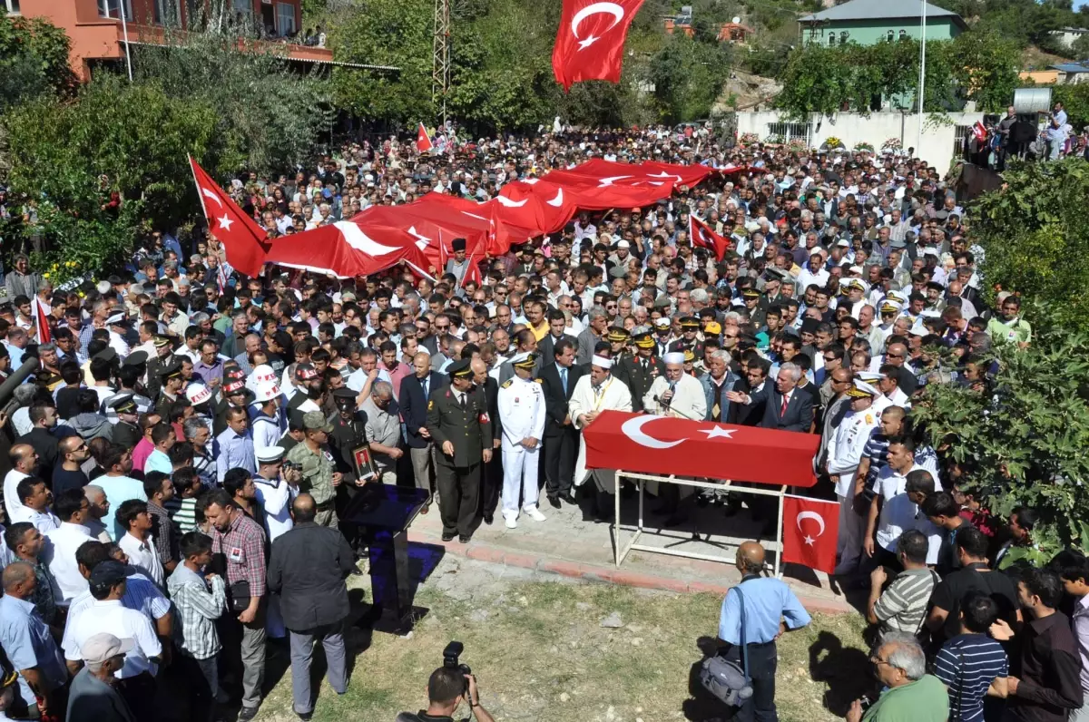 300 Nüfuslu Köyde 5 Bin Kişi Uğurladı