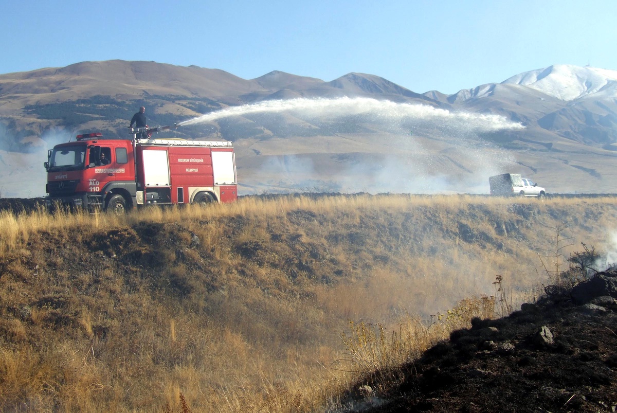 Aziziye Tabyaları'nda Ot Yangını Korkuttu