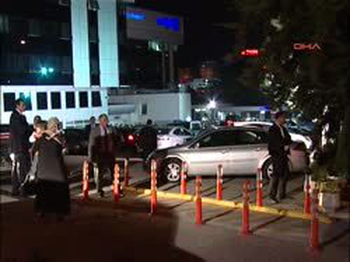 Başbakan Erdoğan İstanbul'a Geldi *başbakan Erdoğan, Koşuyolu Medipol Hastanesi'nde Tedavi Altındaki Annesi Tenzile Erdoğan'ı Ziyarete Geldi. Hastaneye, Başbakan Erdoğan'ın Oğlu Bilal Erdoğan da Geldi.