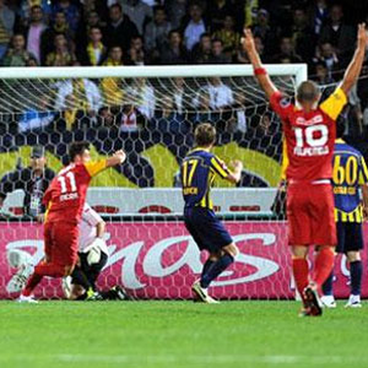 Galatasaray'da 3 Bininci Gol Rakip Futbolcudan