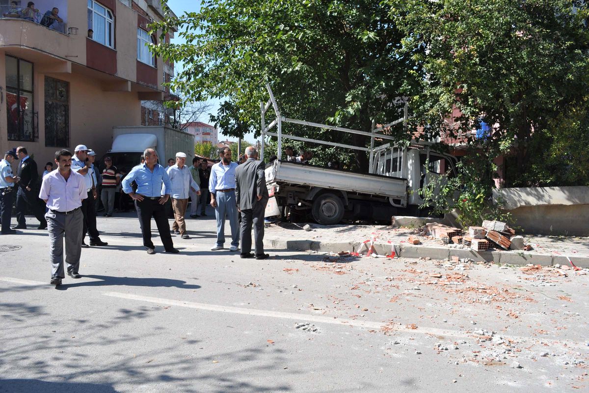 Kamyonet Bahçe Duvarını Yıktı: 3 Yaralı