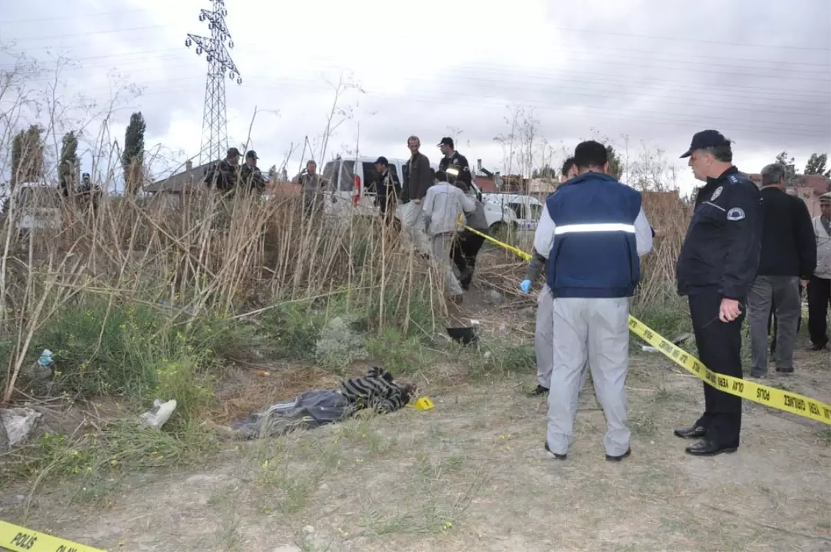 Tarlada Ceset Bulundu