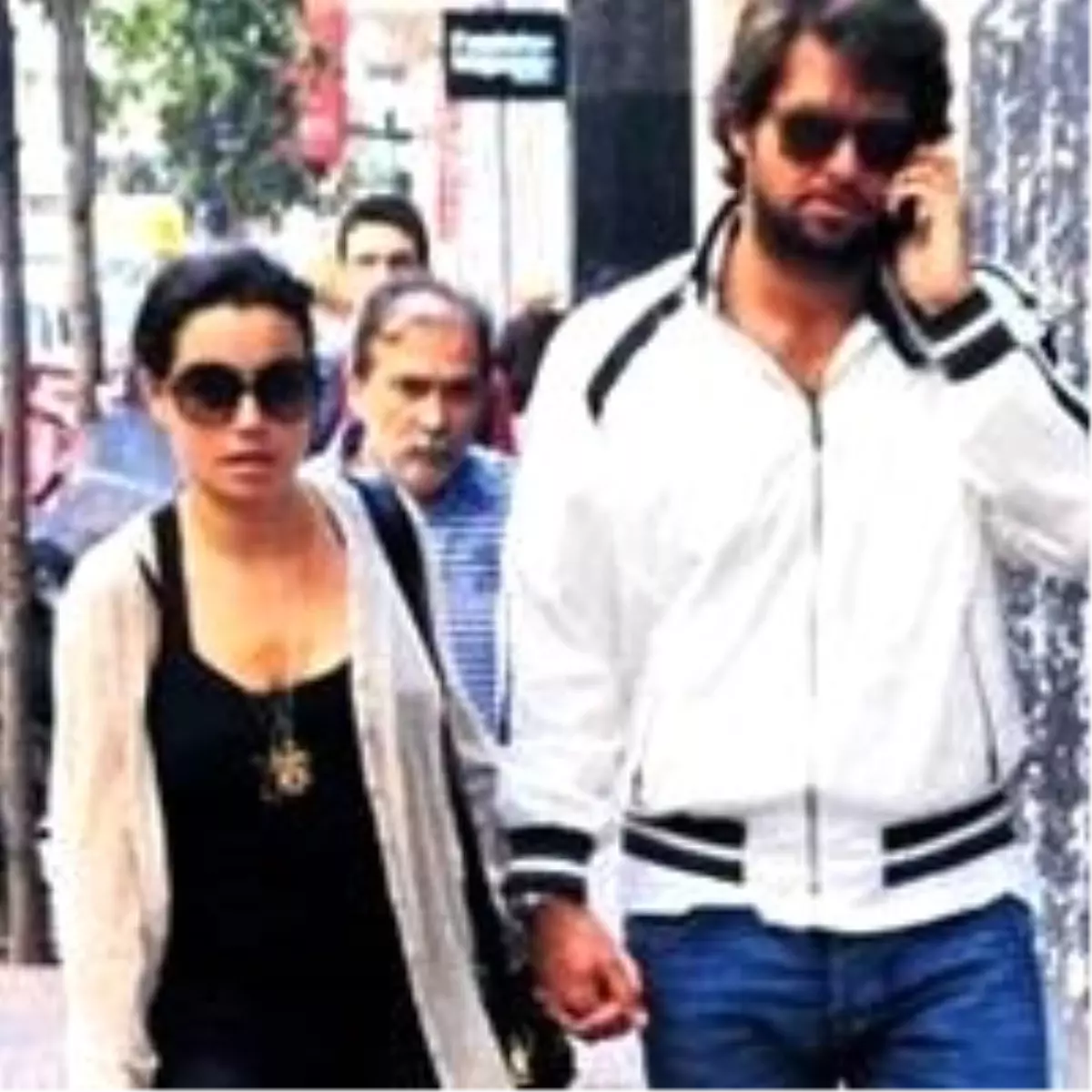 Yırtık Jean\'li Özgü Namal