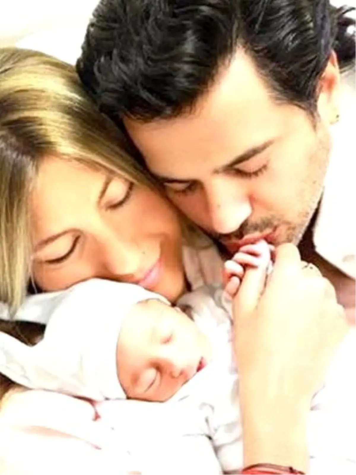 Çağla ve Emre\'ye İkinci Bebek Geliyor