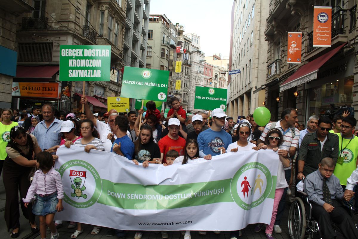 Down Sendromu Dostluk Yürüyüşü Galatasaray'da Yapıldı