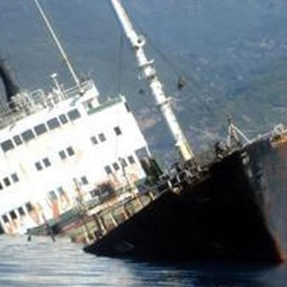 Panama Gemisi Kayalara Çarptı: 4 Ölü