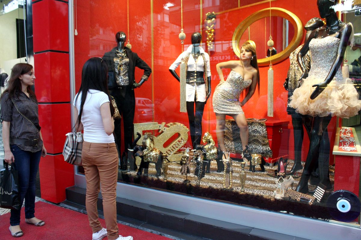 Vitrinde Canlı Mankenle Abiye Tanıtımı