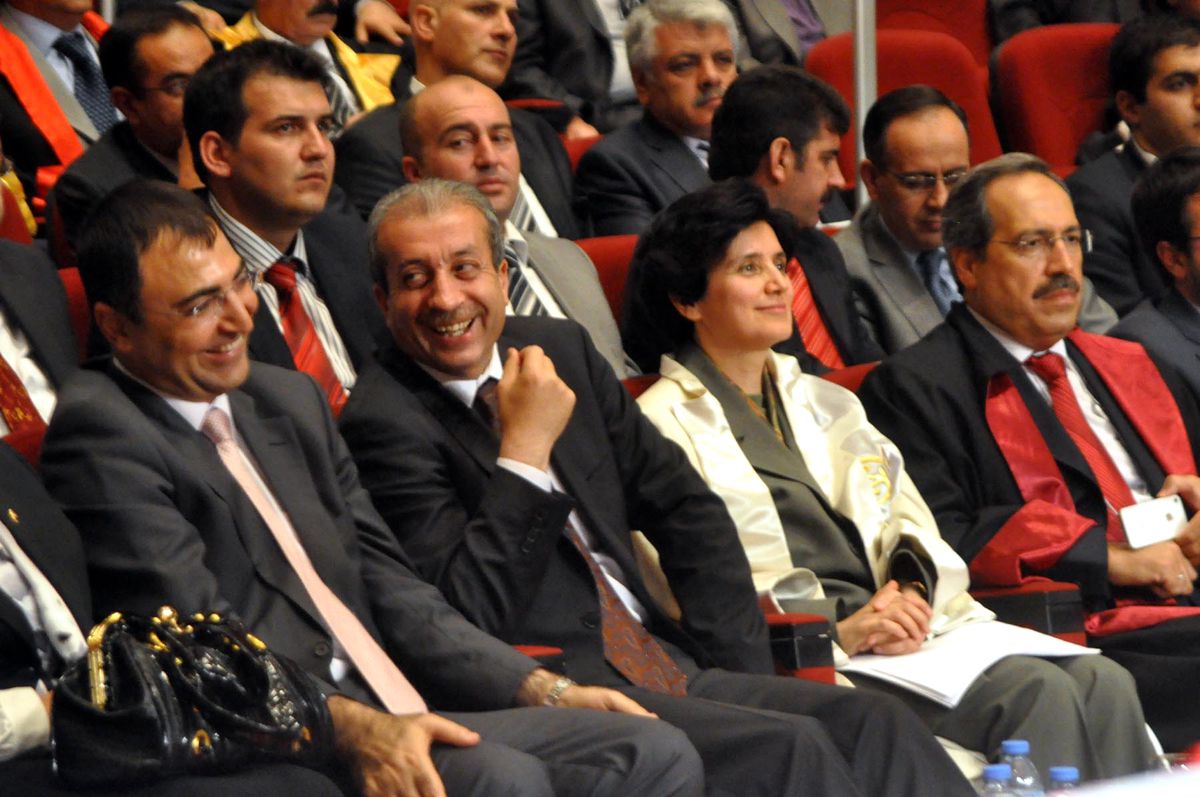 Dicle Üniversitesi\'ne 7 Dilde Şarkılı Açılış