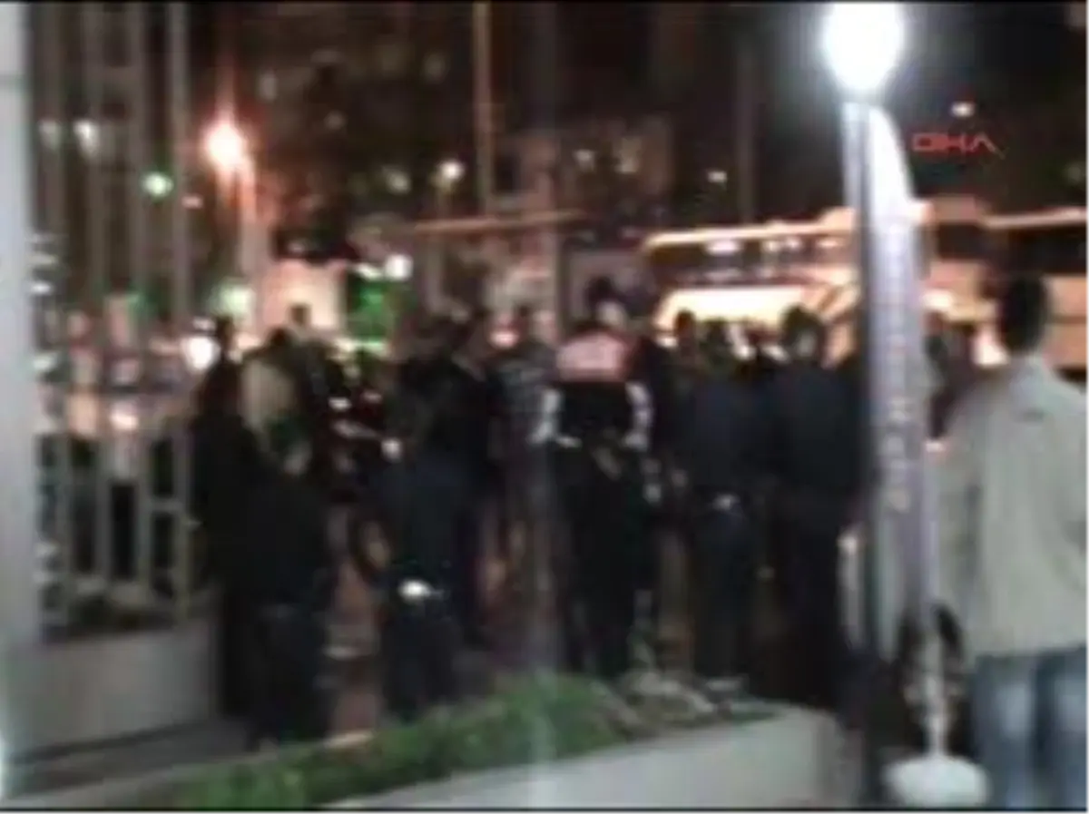 Emniyette İfade Verirken Bıçaklandı Tekirdağ\'ın Marmara Ereğlisi İlçesi\'nde Çıkan Kavganın Ardından İfadesi Alınmak Üzere Karakola Götürülen 32 Yaşındaki Evli ve 3 Çocuk Babası Yusuf Akbulut, Kavga Ettiği İlyas Y.?nin Abisi İdris Y. Tarafından Polise İfade Verdiği Sırada Boğazından Bıçaklandı.