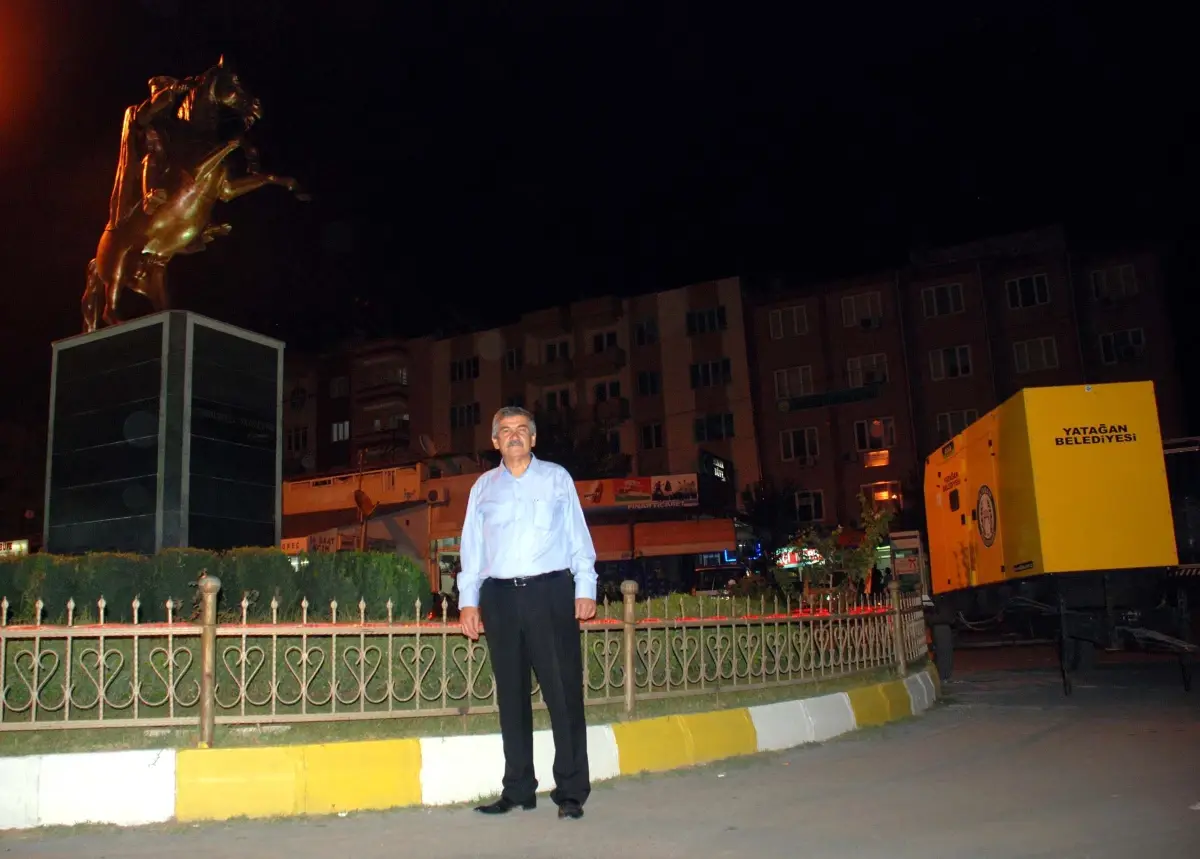 Karartılan Meydanı Belediye Aydınlattı