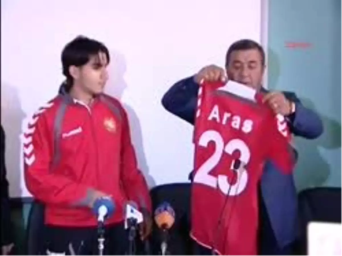 Ajax\'ın Bakırköy Doğumlu Futbolcusu Özbiliz, Ermenistan\'ı Seçti