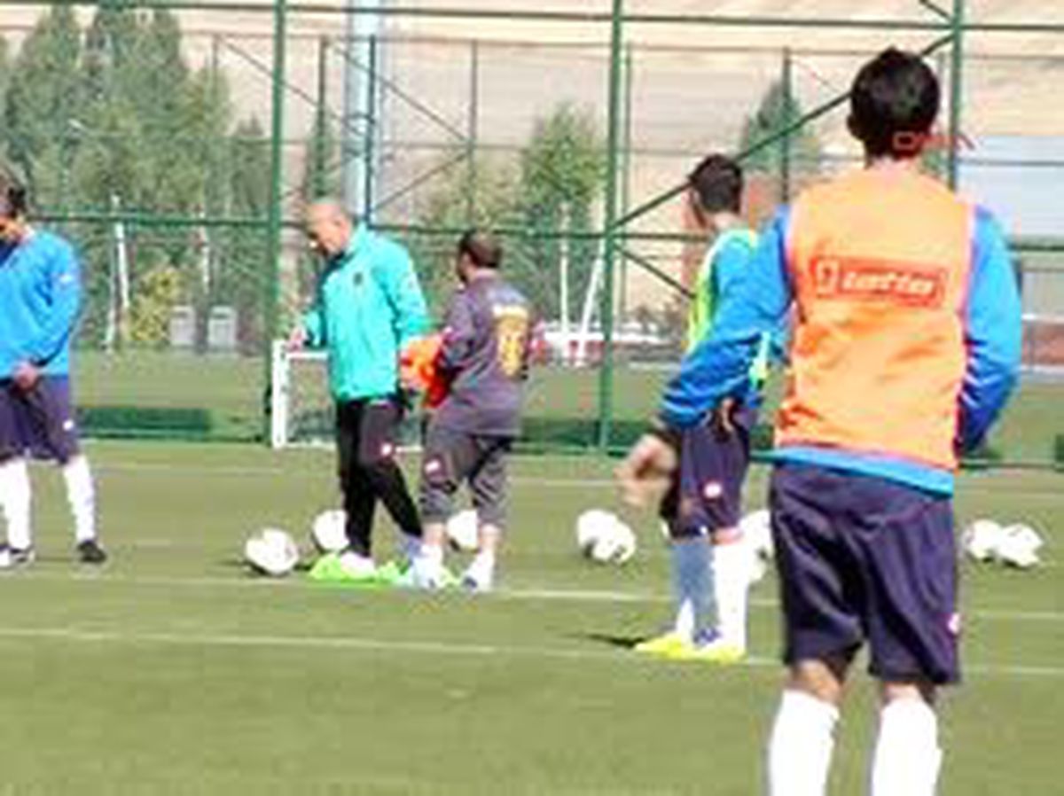Ankaragücü'nde Moraller Bozuk Ziya Doğan'dan 'Maradona'mısın' Fırçası Jaroslav Cerny Dokuz Ay Sonra İlk Defa İdmanda Tarihinin En Kötü Sezon Başlangıçlarından Birini Yaşayan Ankaragücü'nde, Mili Maç Arası Nedeniyle Verilen Üç Günlük İzin Bugün Sona Erdi. Ankaragücü'de Sakatlığı Sona Eren ve Slavia P