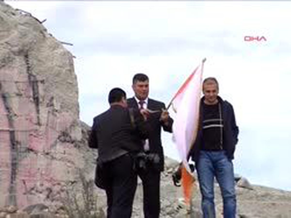 Ermenistan ile Sahte Dostluğun Sonu \'ucube\' Gibi Olacak Azerbaycan Cumhuriyeti\'nin Bağımsızlığına Kavuşmasının 20\'nci Yılı Etkinliklerine Katılmak Üzere Kars\'a Gelen Azerbaycan Diasporası, \'ucube\'ye Benzetilerek Yıkılan İnsanlık Anıtı\'nın Enkazında Azerbaycan, Revan ve Türk Bayrağı Açtı. Azerbaycan