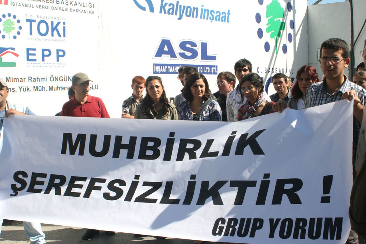 Grup Yorum Üyeleri Emniyet Önünde Eylem Yaptı