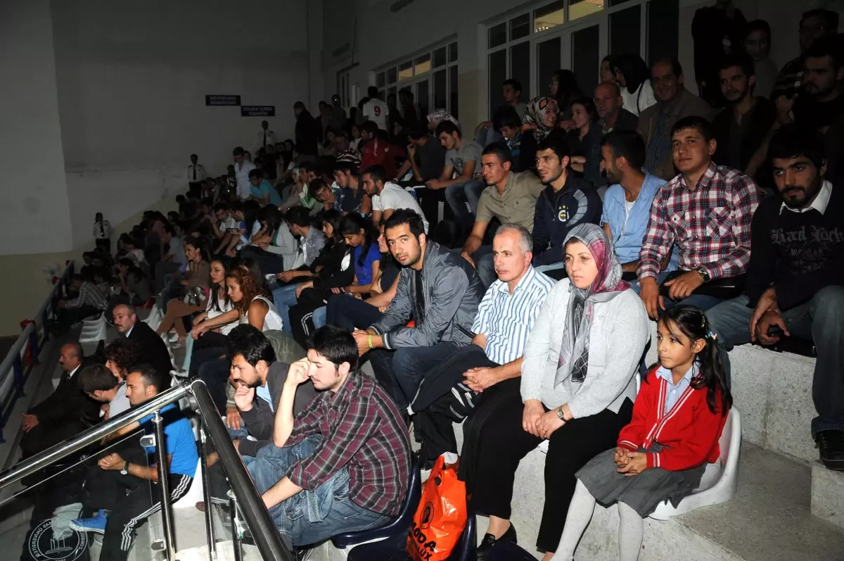 Öğrenciler Sıkılınca İlk Dersi Öğretim Üyeleri Dinledi