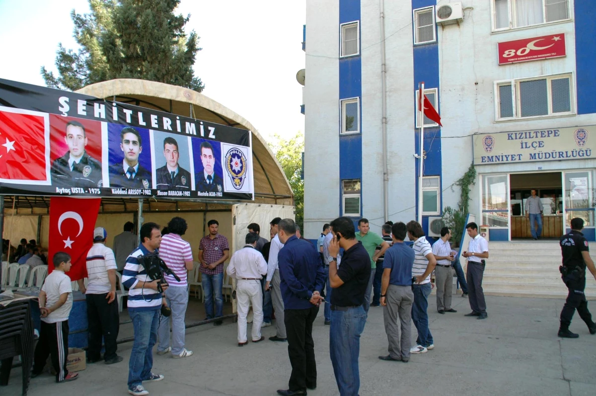 Şehit Polisler İçin Kızıltepe\'de Taziye Çadırı Kuruldu
