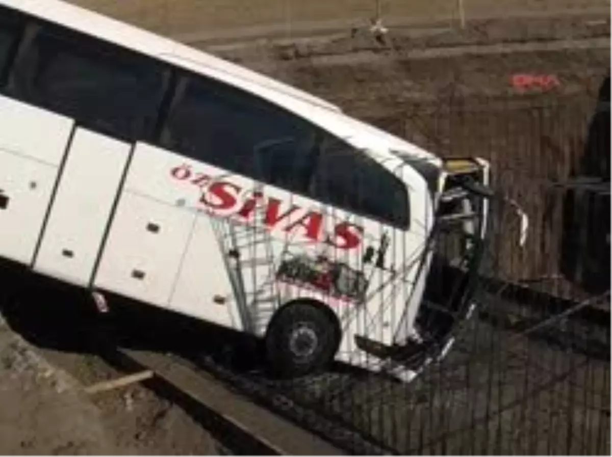 Yolcu Otobüsü Menfez Çukuruna Düştü 17 Yaralı