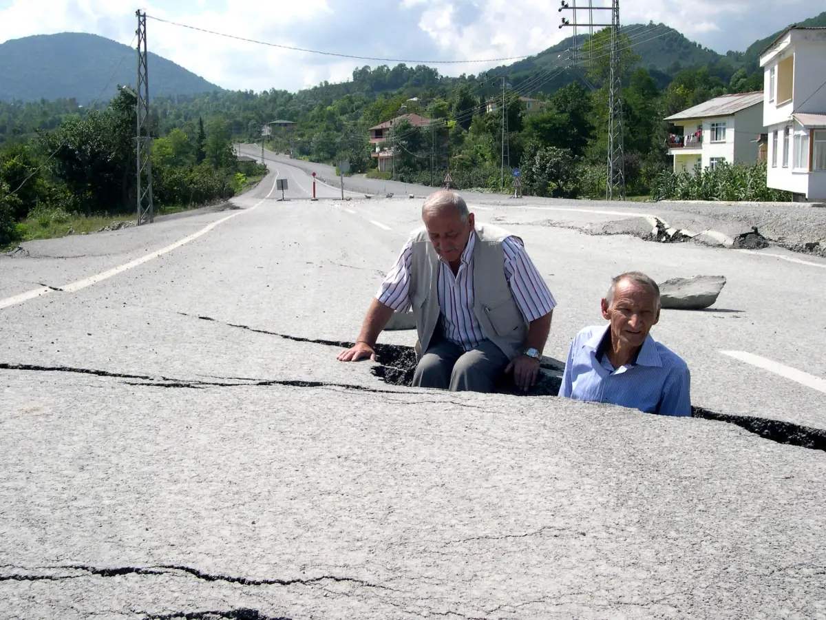 Yoldaki Dev Yarıklar Kapatıldı