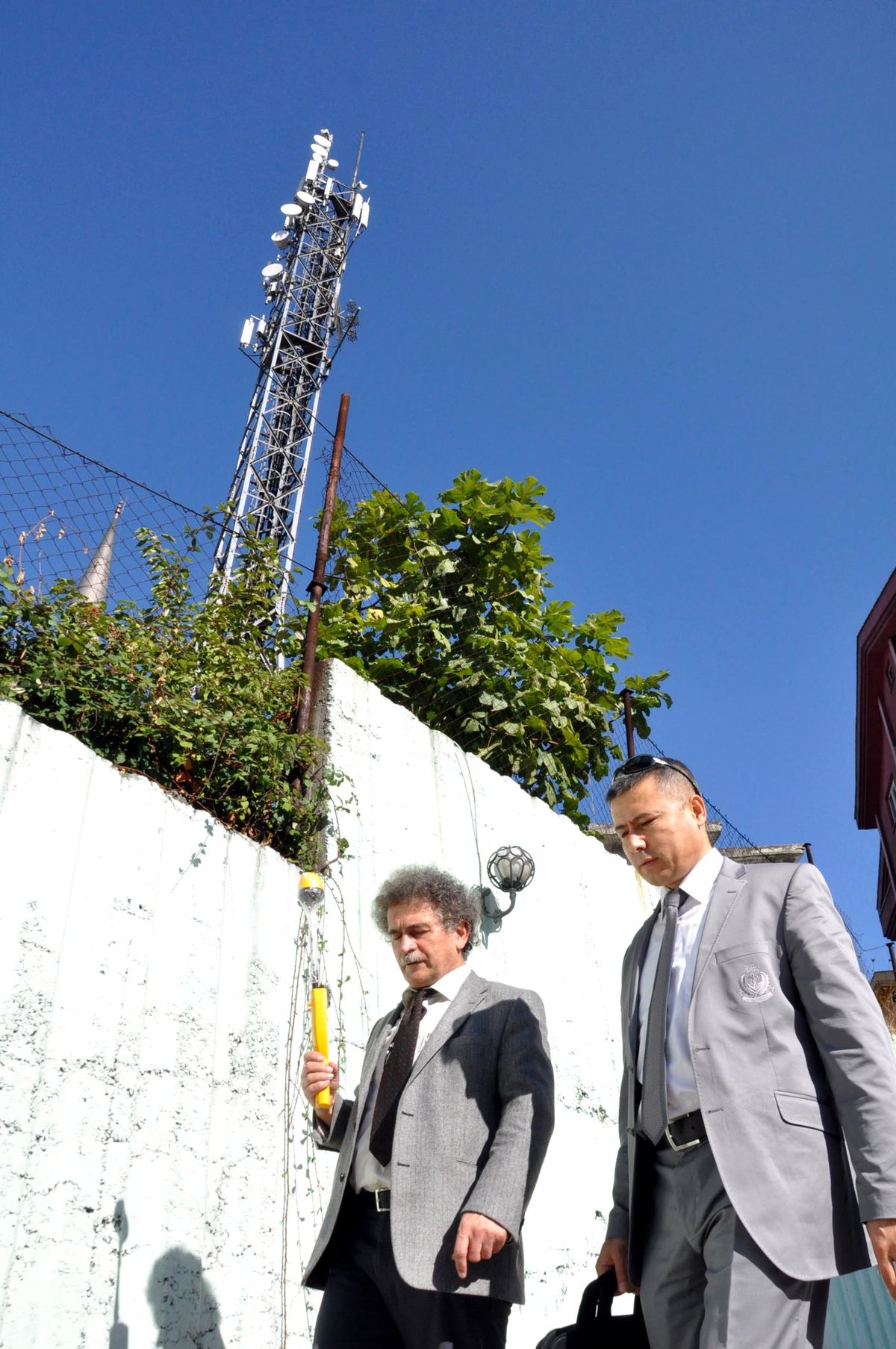 600 Nüfuslu Sitede Baz İstasyonu Mücadelesi