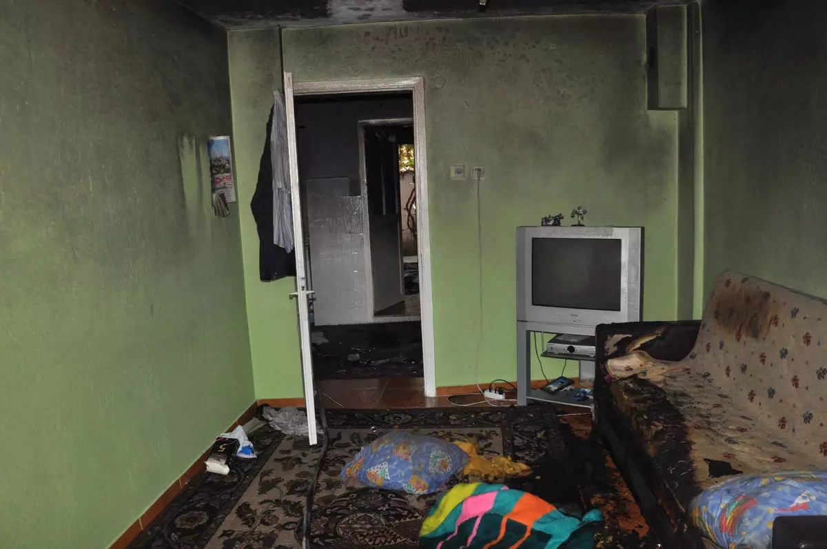 Eşini Bıçaklayıp Evi Ateşe Verdi