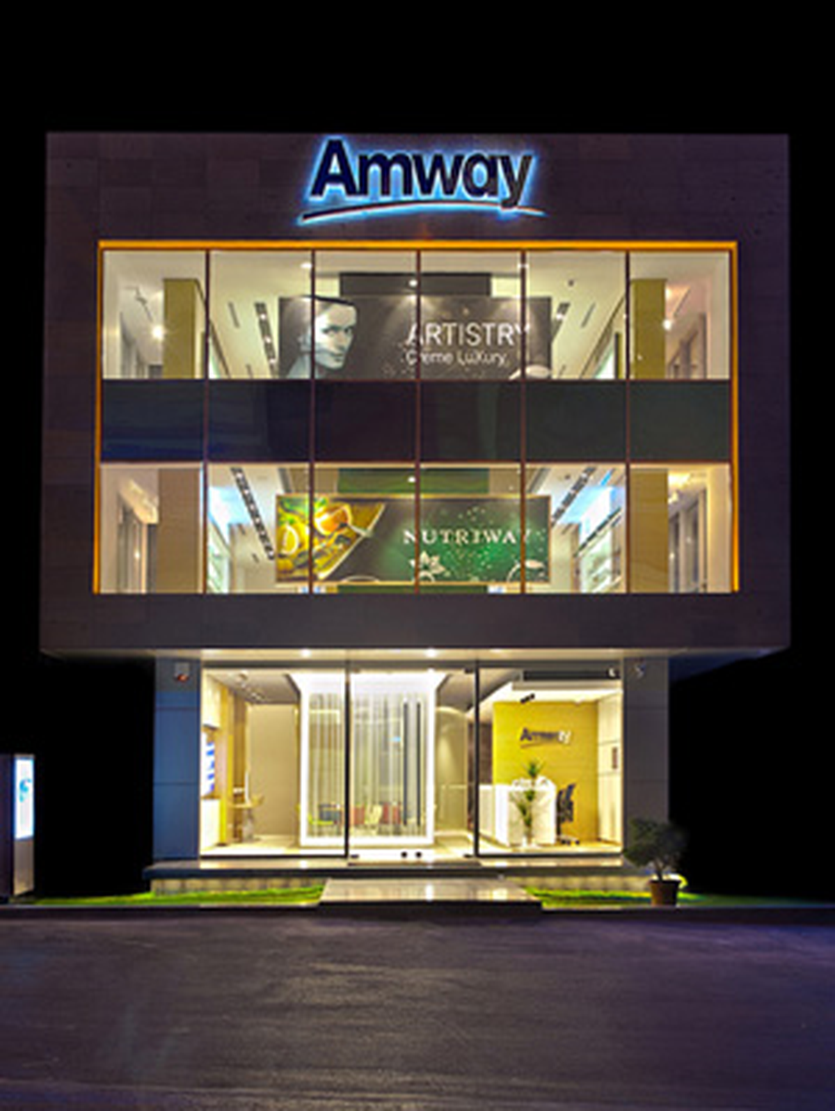 Amway\'in Tanıtım Merkezi İstanbul\'da Açıldı