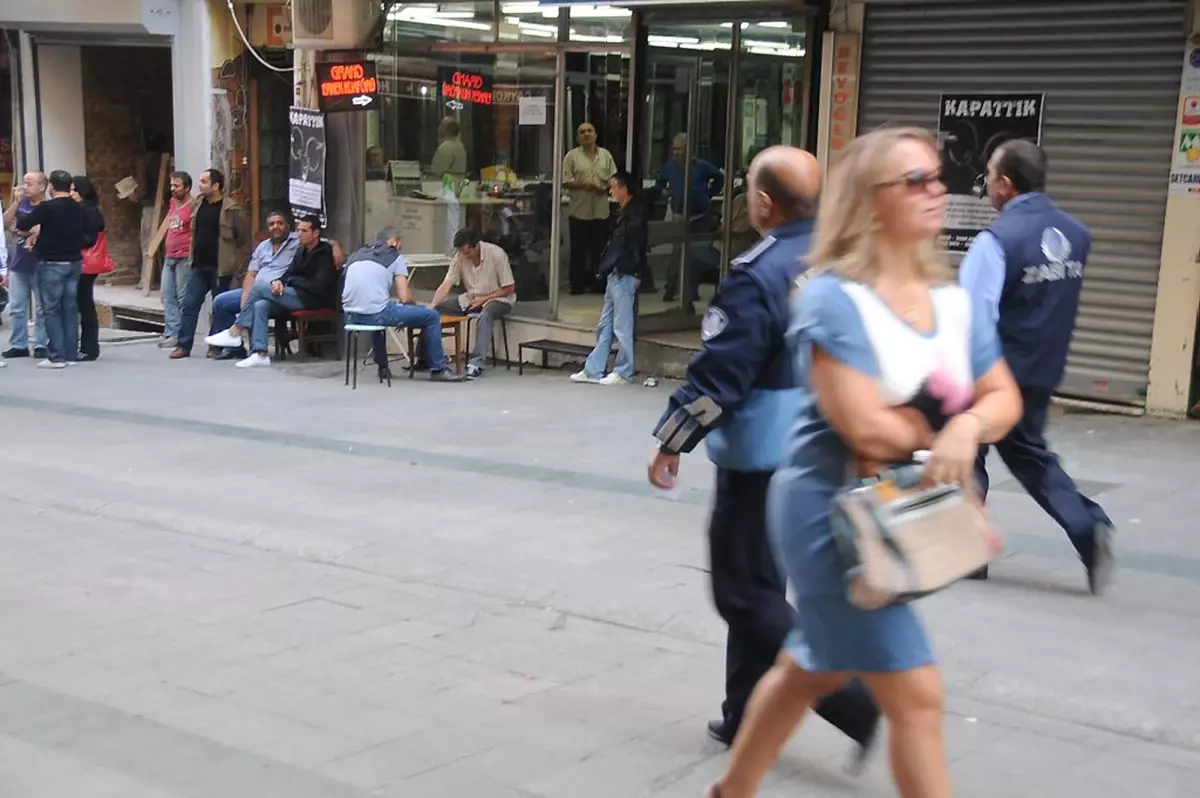 Beyoğlu\'nda Esnaftan Kepenk Kapama Protestosu
