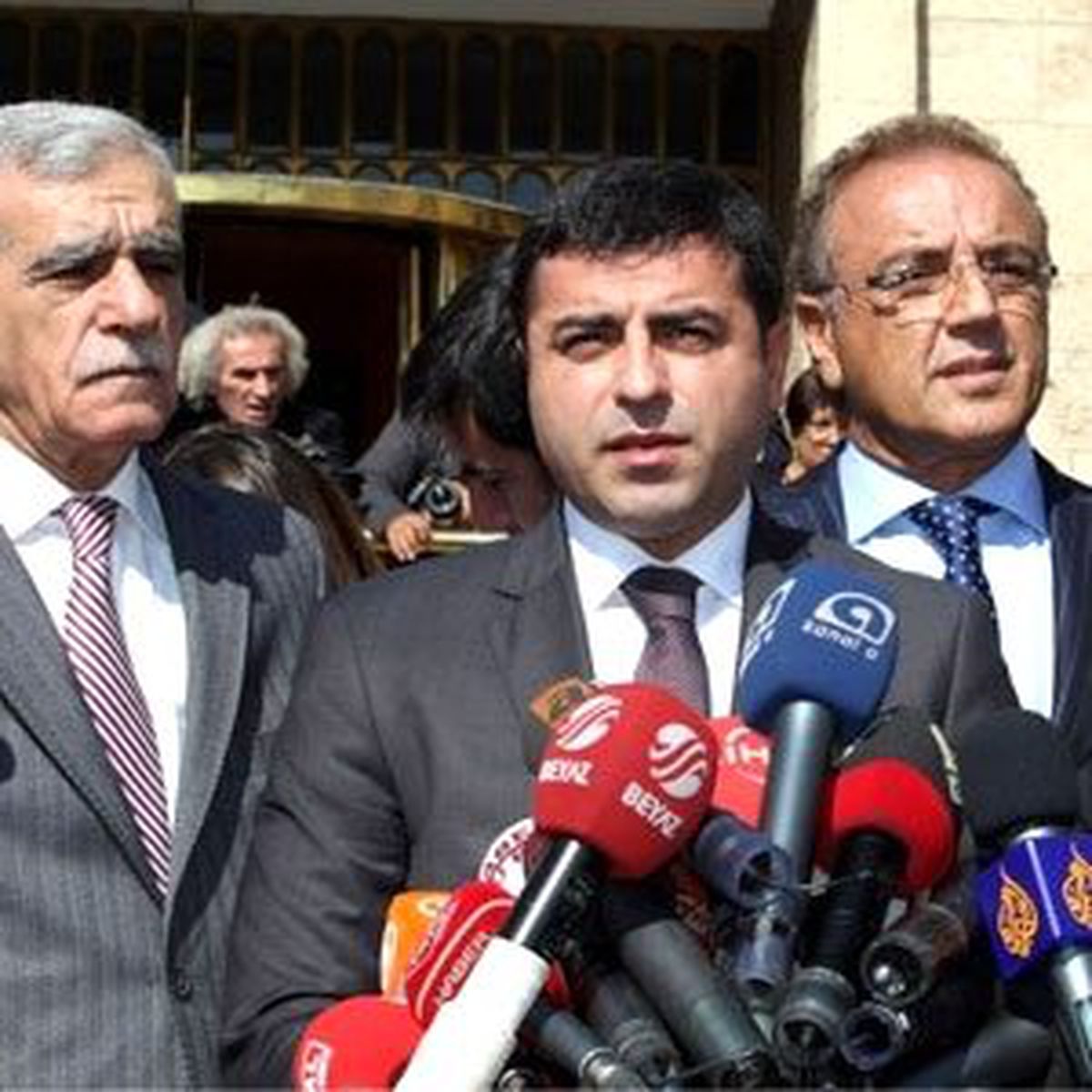 Demirtaş'tan Başbakan Erdoğan'a Kitap