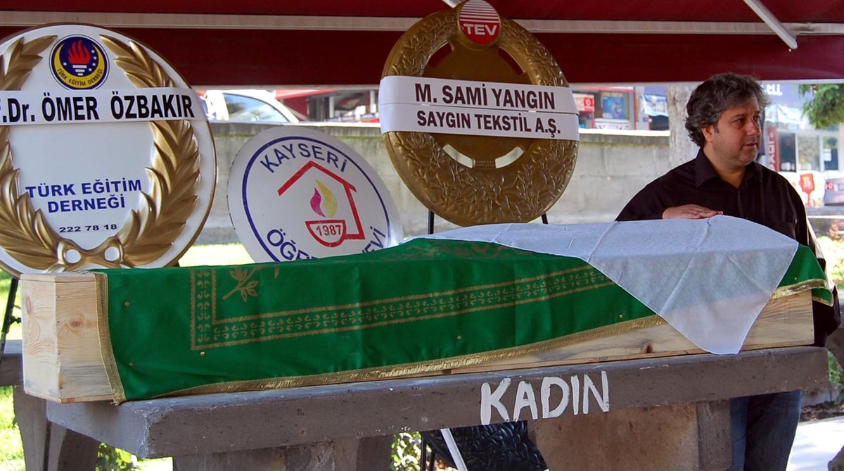 Feza Öğretmen Yaşama ve Öğrencilerine Veda Etti