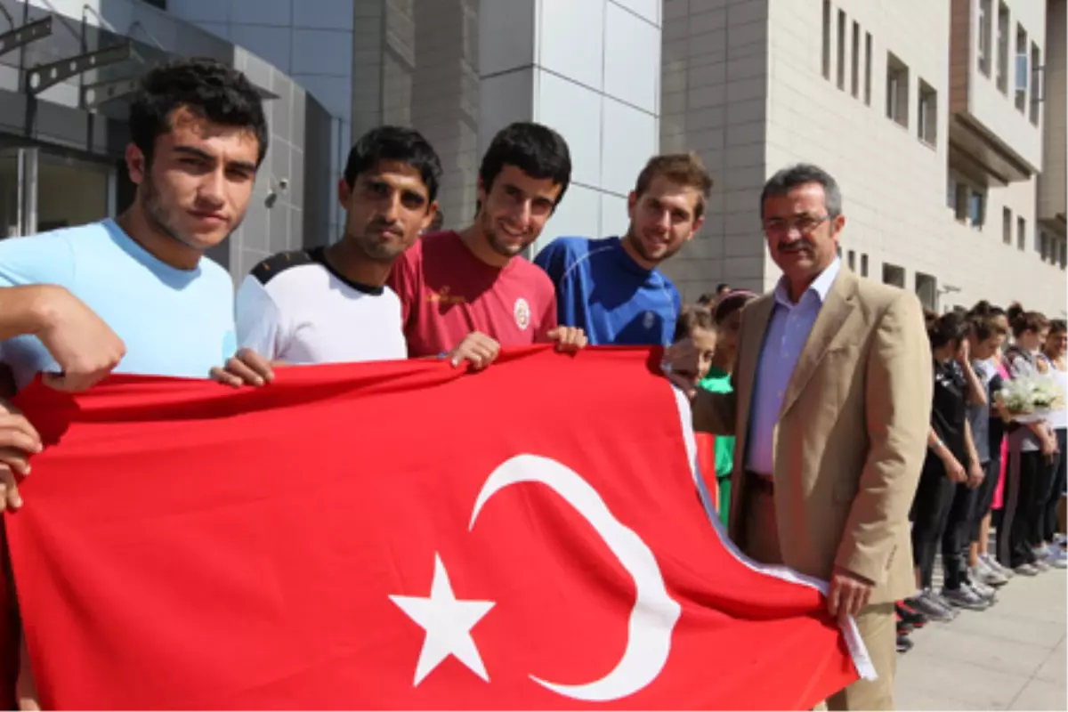 Gençler Şükran Bayrağını Köşker'den Teslim Aldı