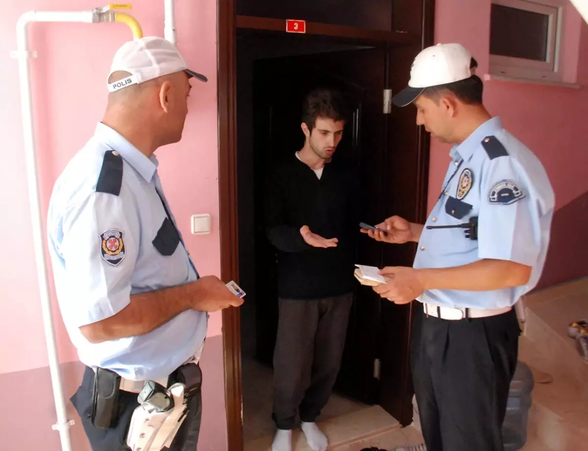 Polisler, Buldukları Cüzdanı Sahibine Teslim Etti